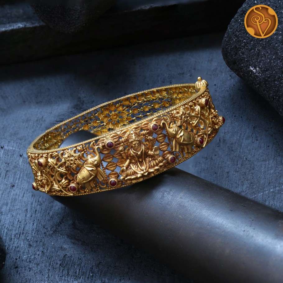 Shop Enchanting Geometric Shaped Gold Bangle | Gold Bangles Design & Indian  Jewellery Online