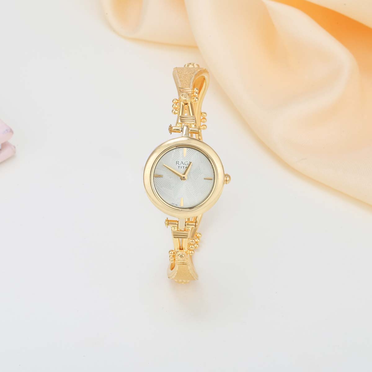 2023 New Stylish Luxury Women Watch Bracelets Sets Gold White Ladies Quartz  Watches Creative Dresses Clock Gift Relogio Feminino - AliExpress